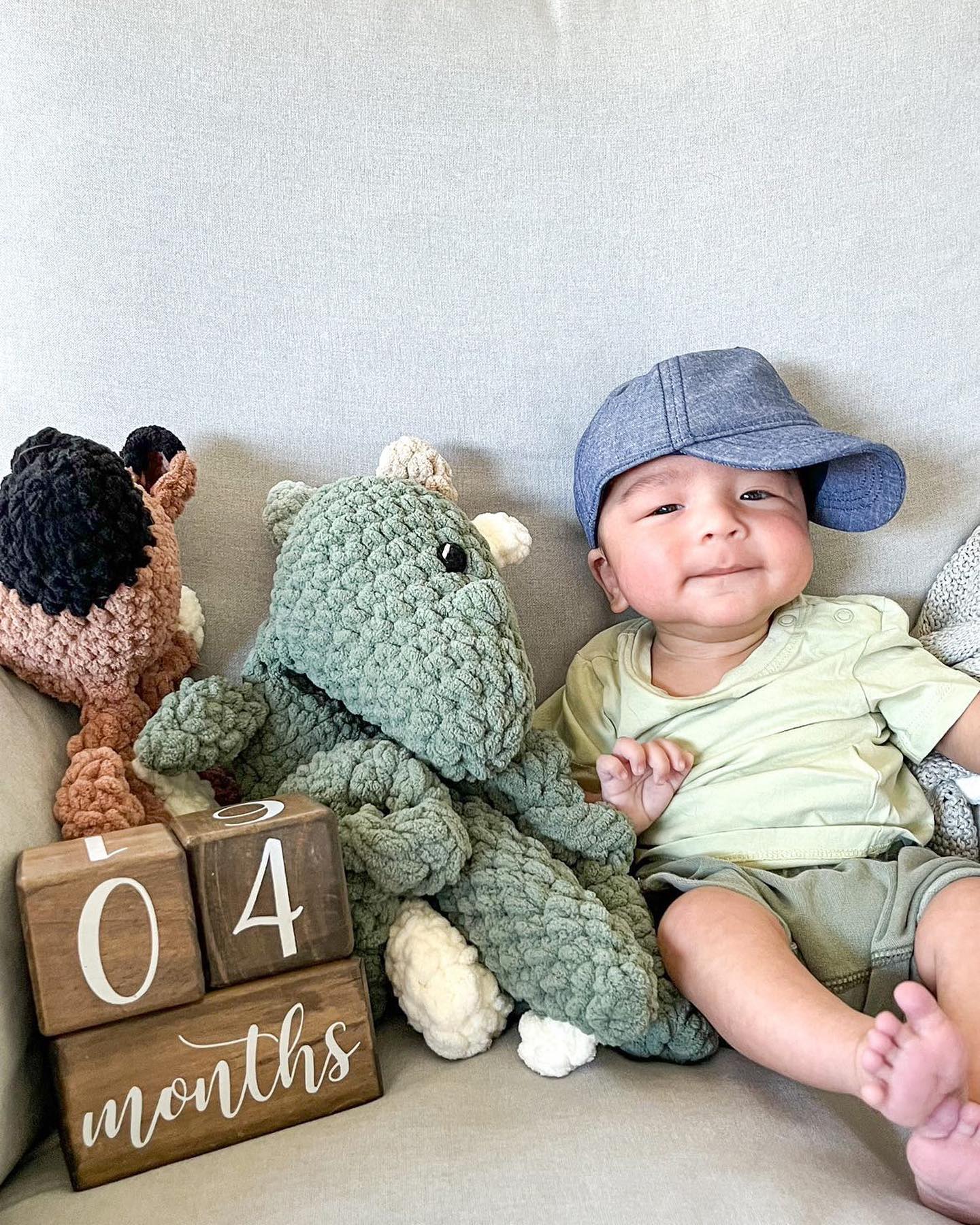 A lot of you use snugglers for monthly milestone pics! 🌱🦖